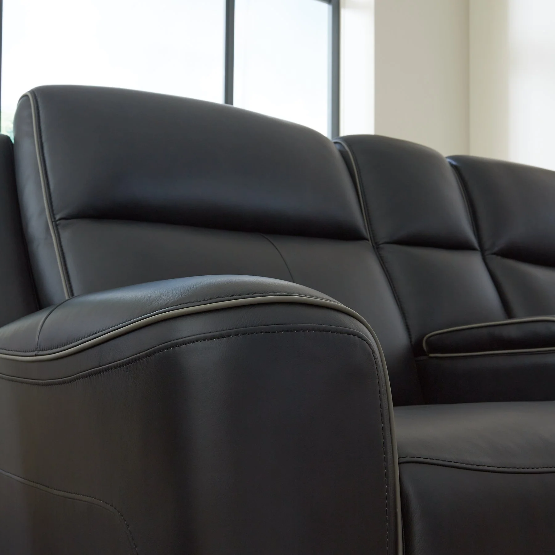5Z-Comfort Power Reclining Loveseat with Console - Image 20