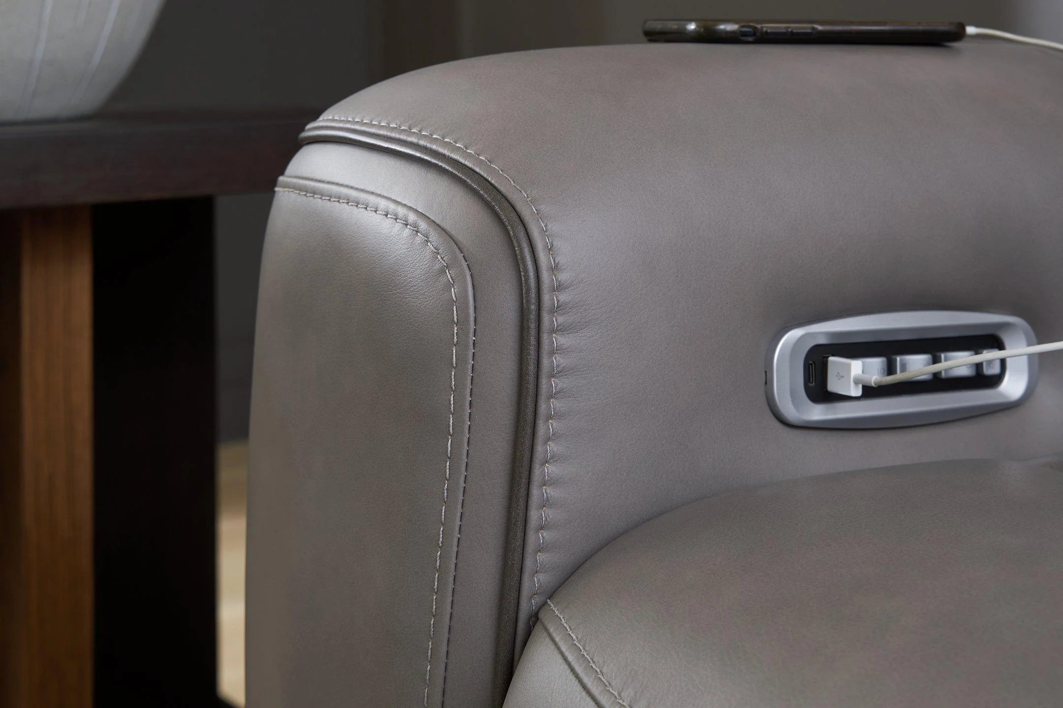 5Z-Comfort Power Reclining Loveseat with Console - Image 9
