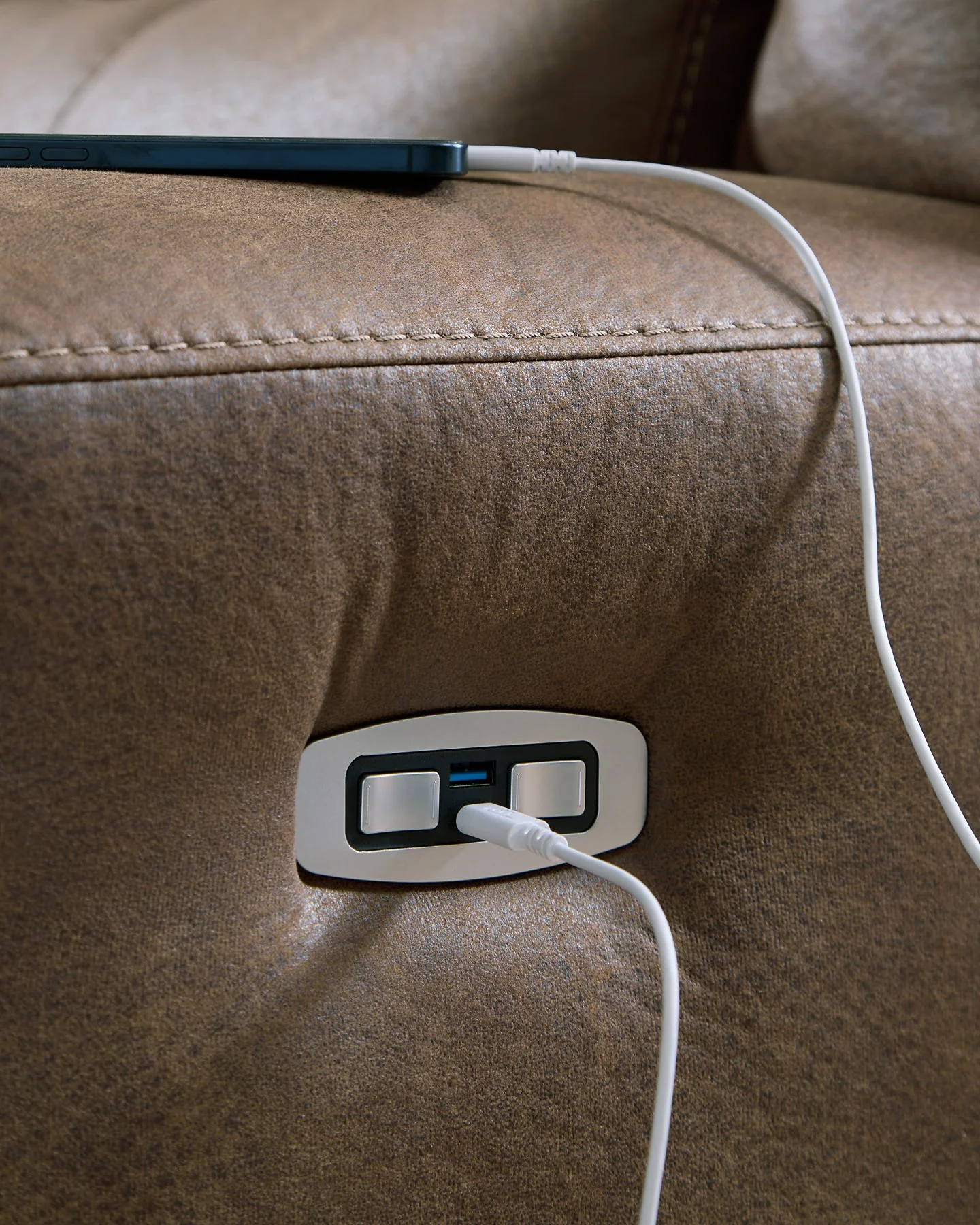 Beckley Place Power Reclining Loveseat with Console - Image 10