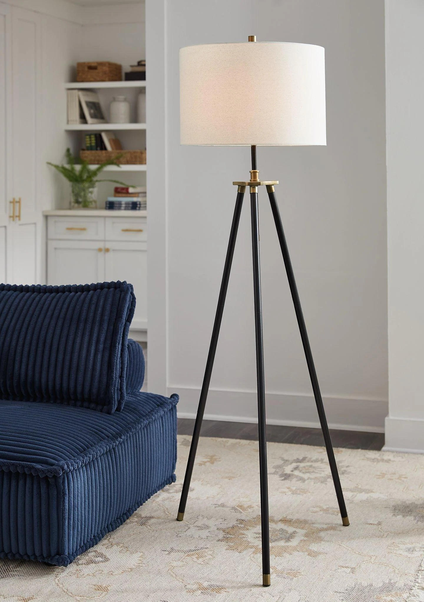 Cashner Floor Lamp - Image 2