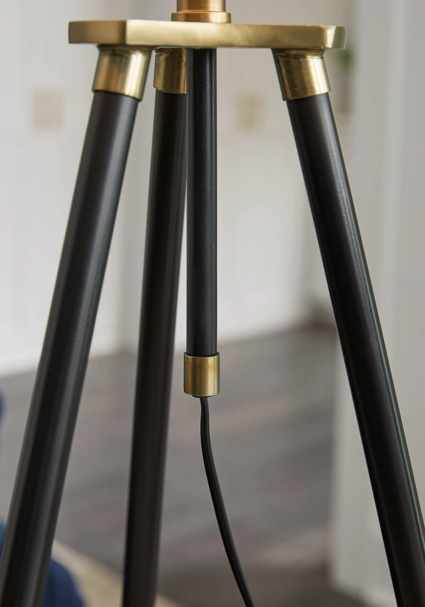 Cashner Floor Lamp - Image 4