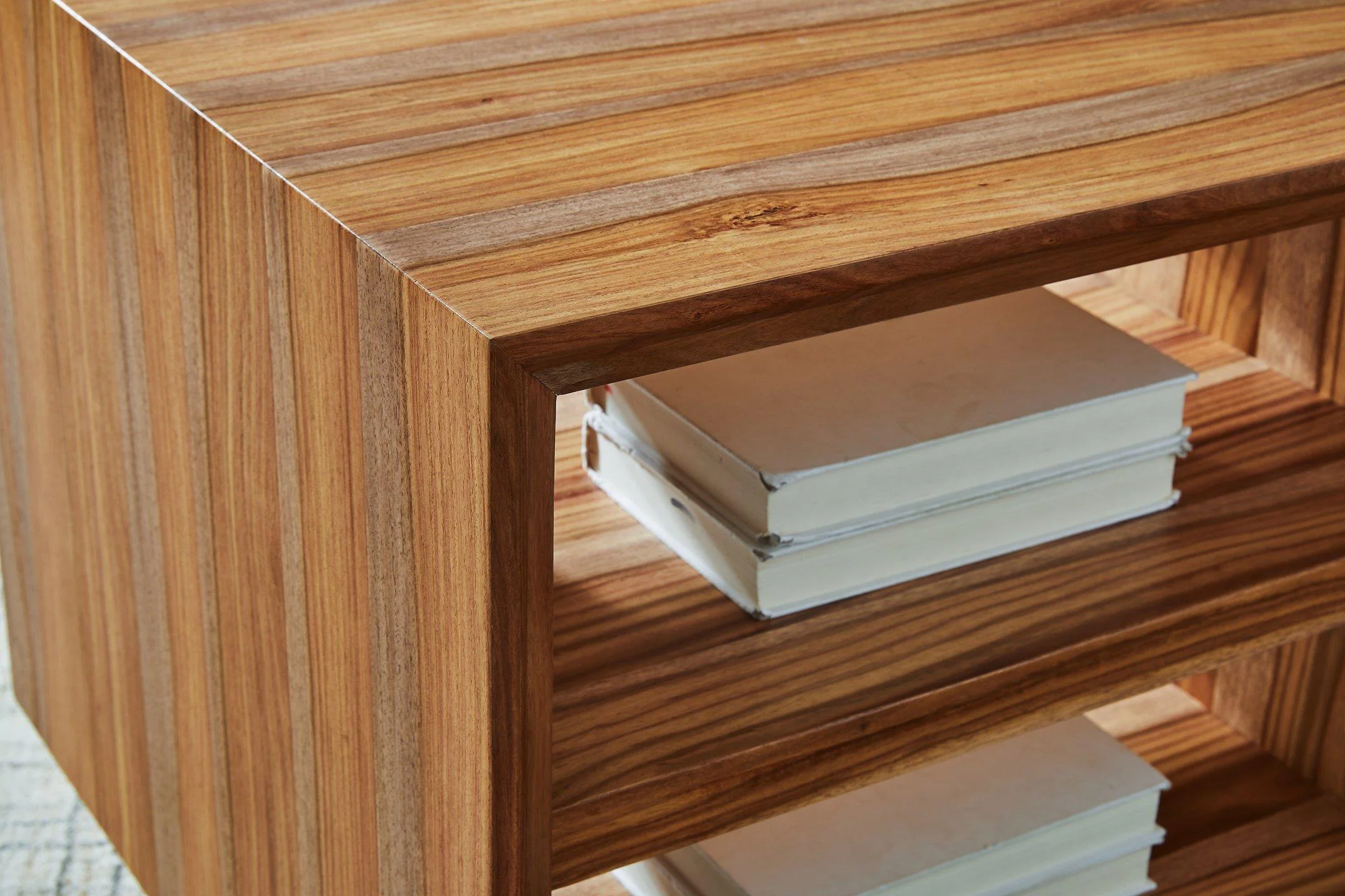 Dressonni End Table - Image 5