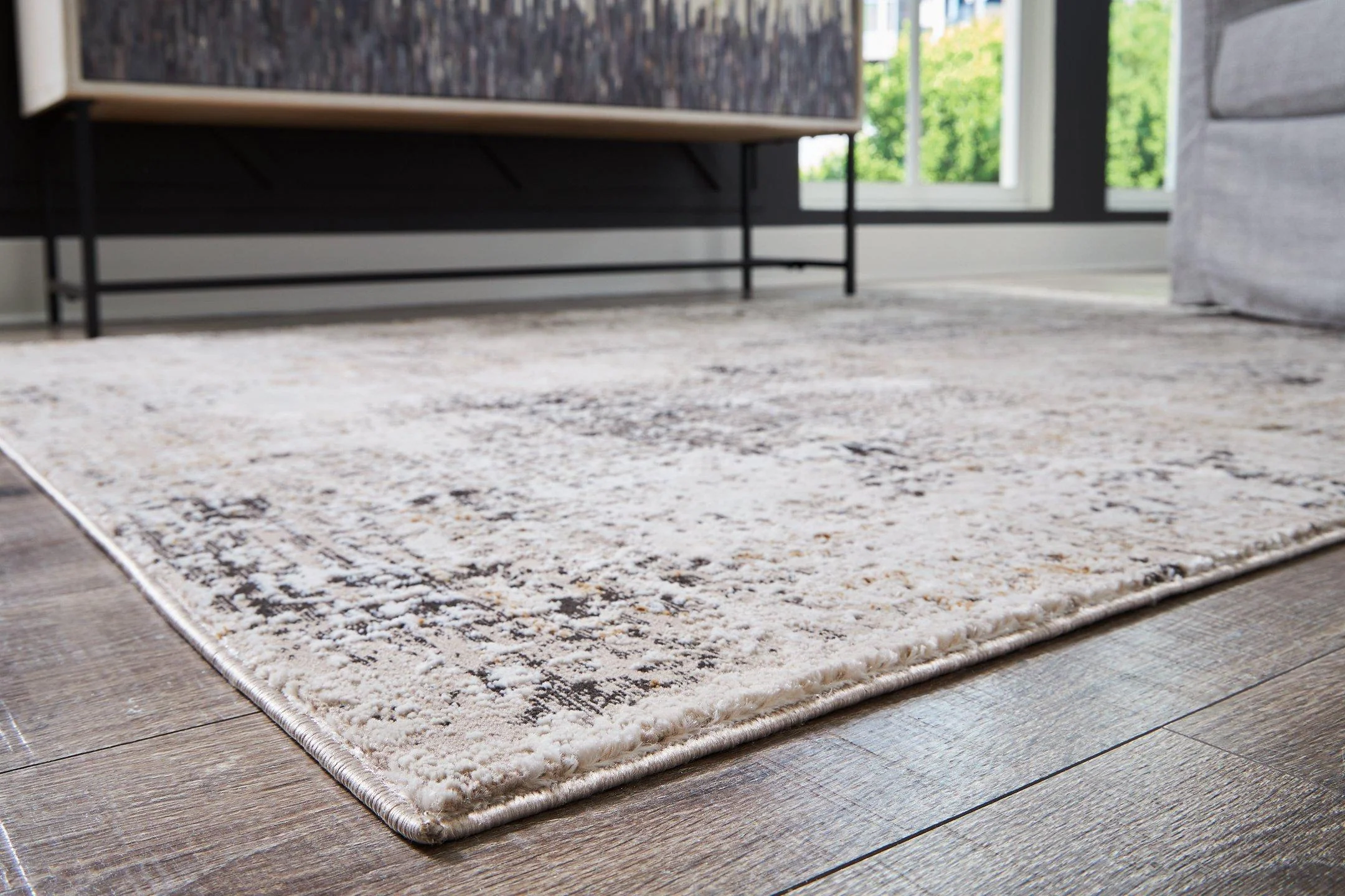 Elaning Medium Rug - Image 4