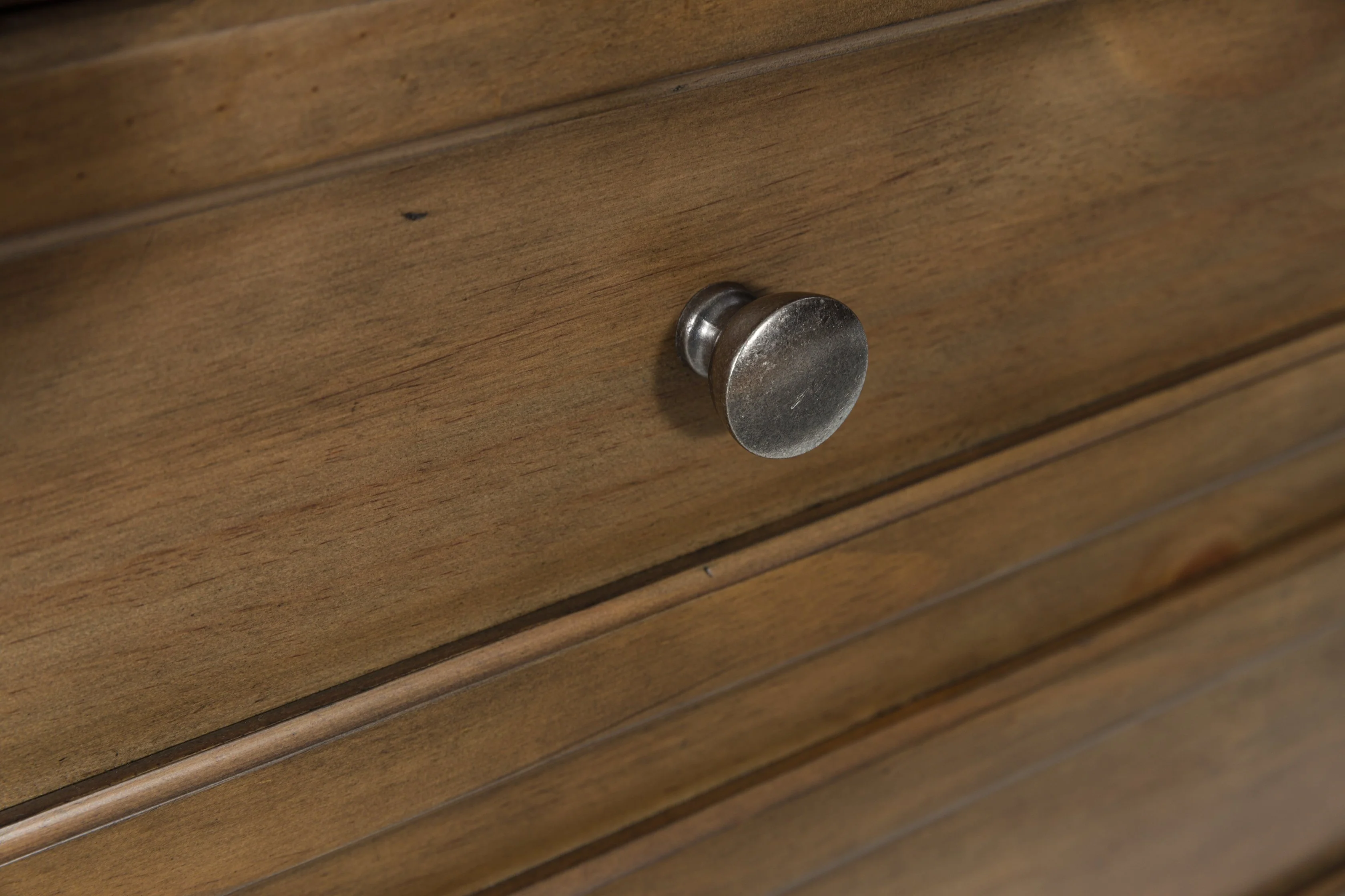 Feddinger Chest of Drawers - Image 6