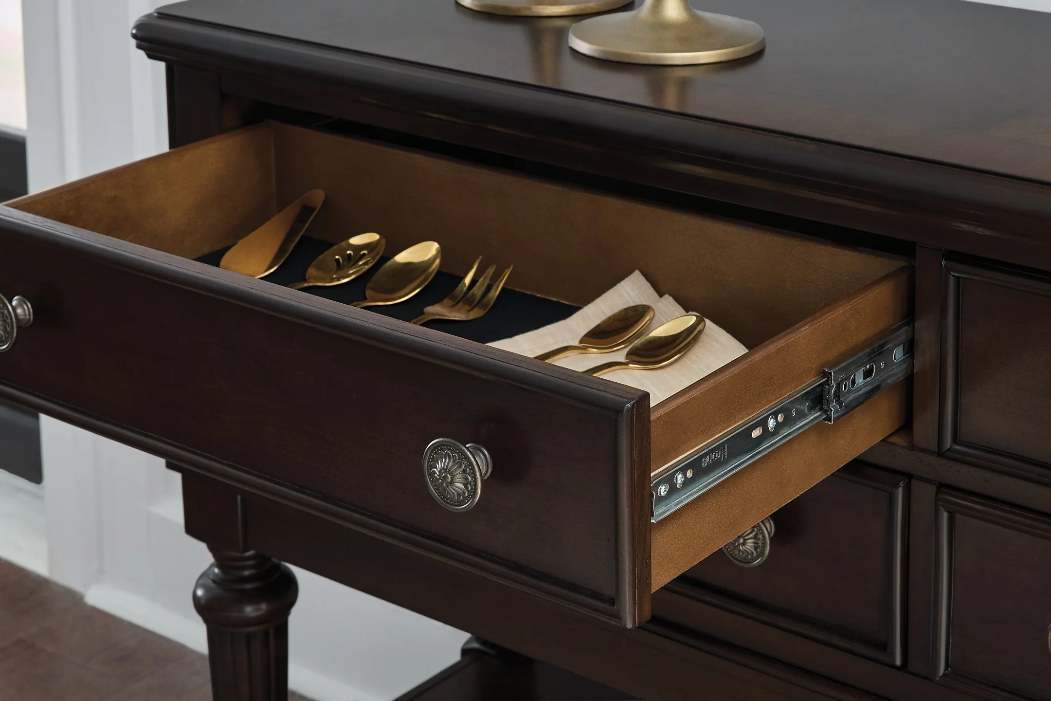 Lavinton Dining Server - Image 7
