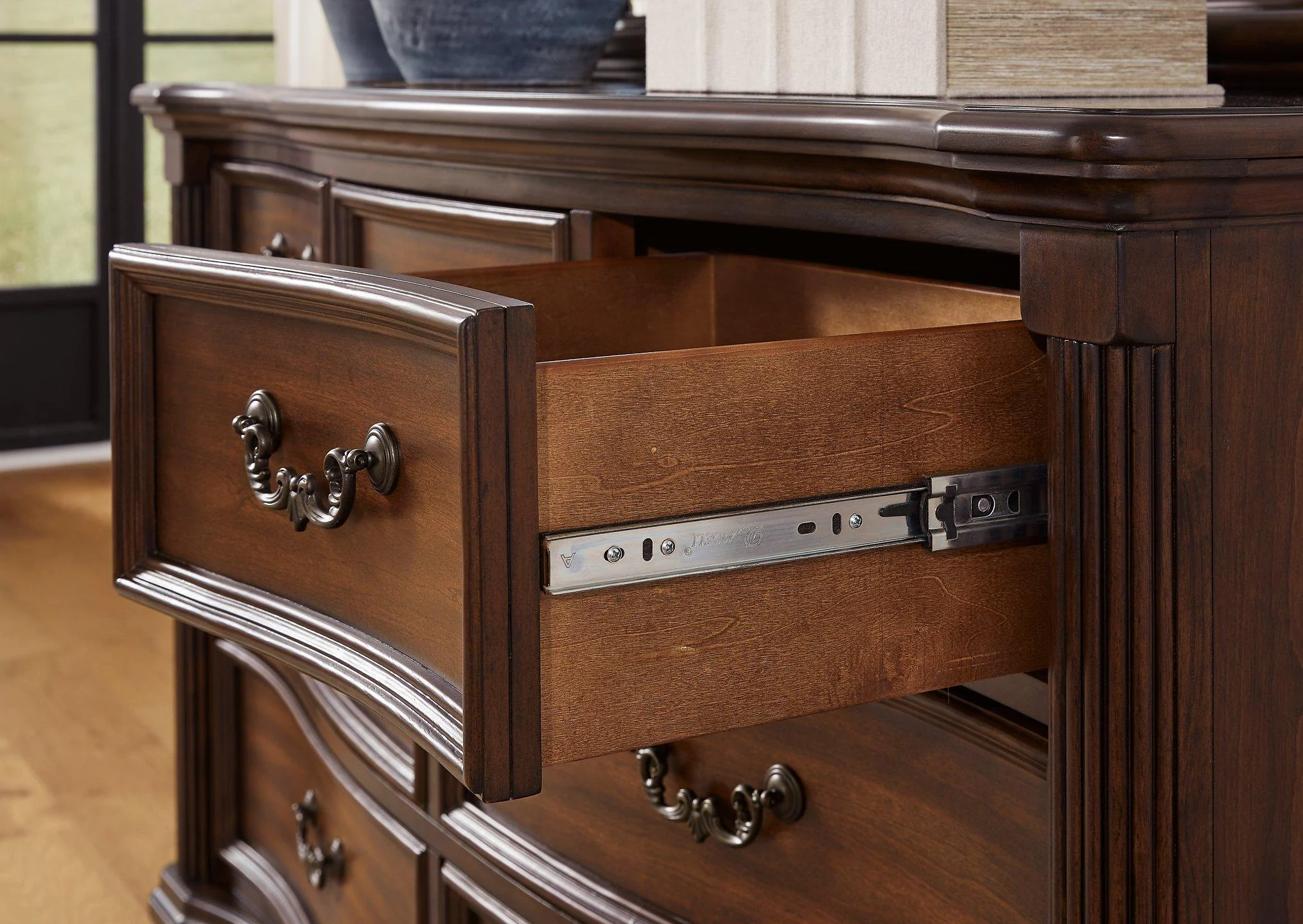 Lavinton Dresser and Mirror - Image 10