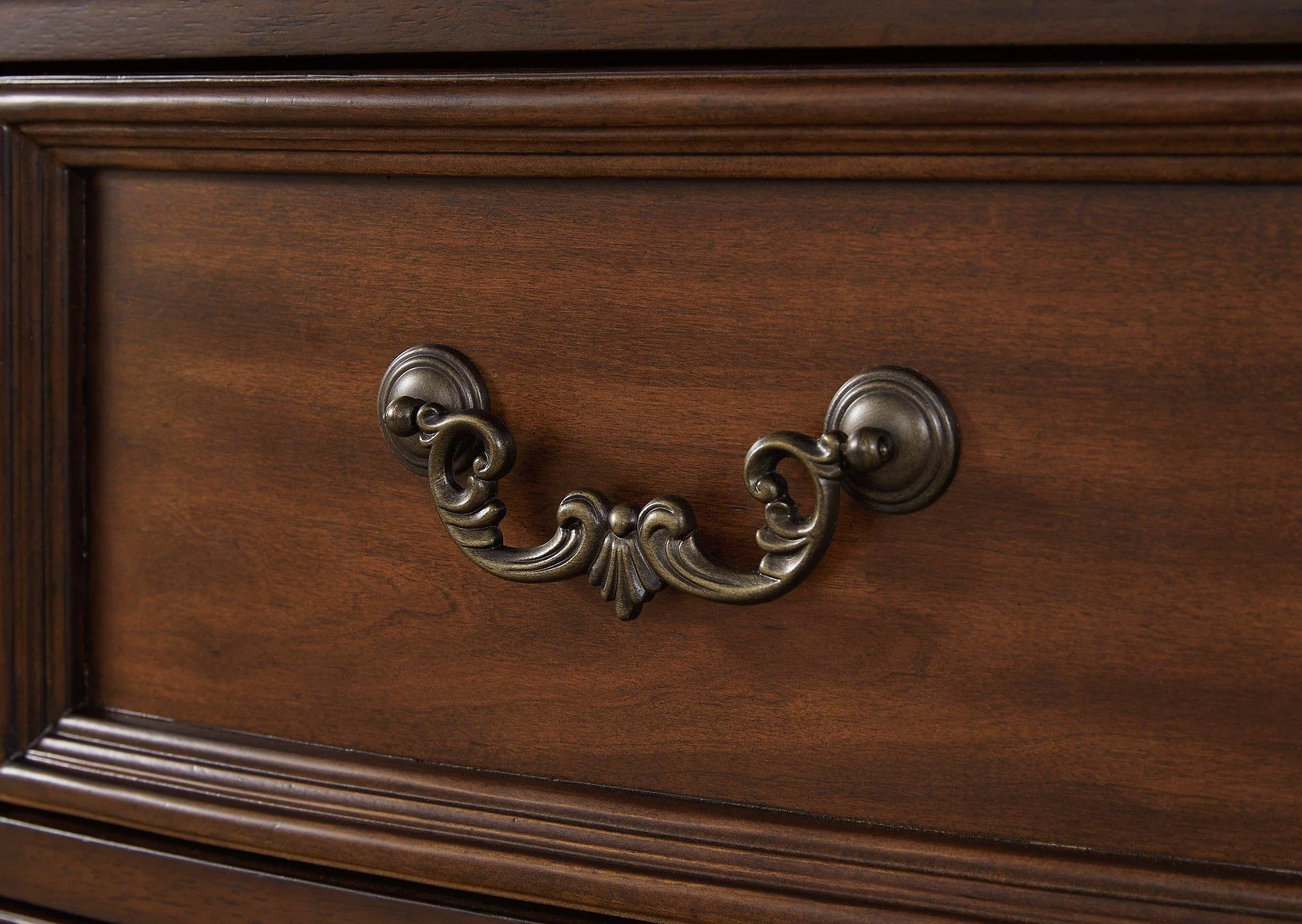 Lavinton Dresser and Mirror - Image 11