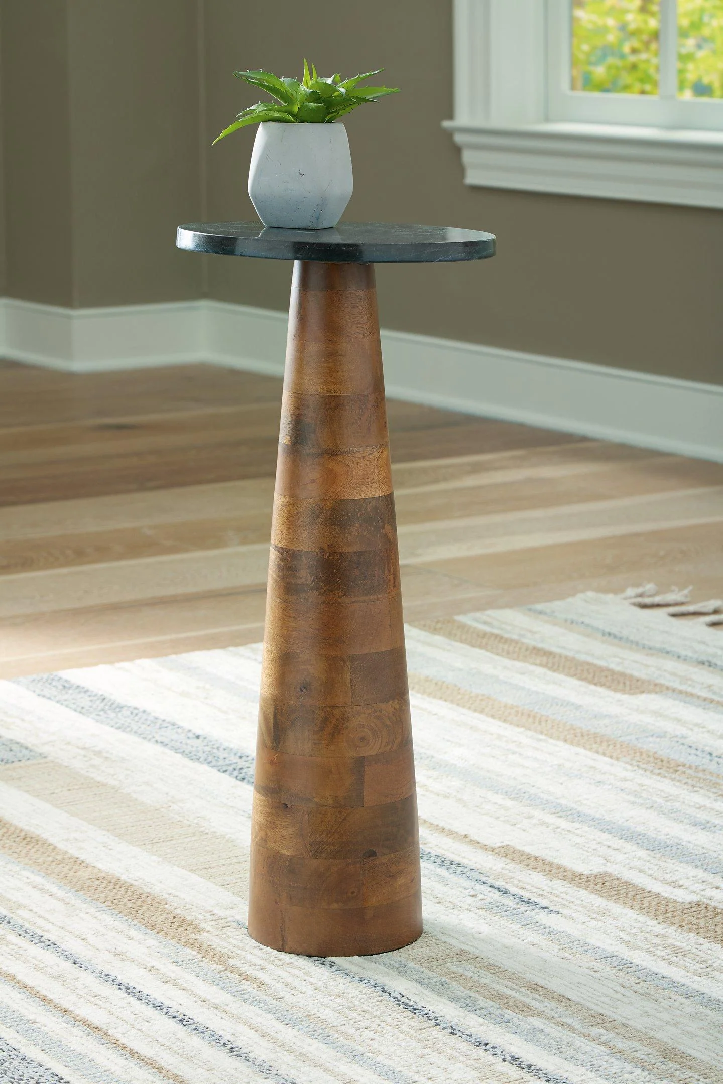 Quinndon Accent Table - Image 2