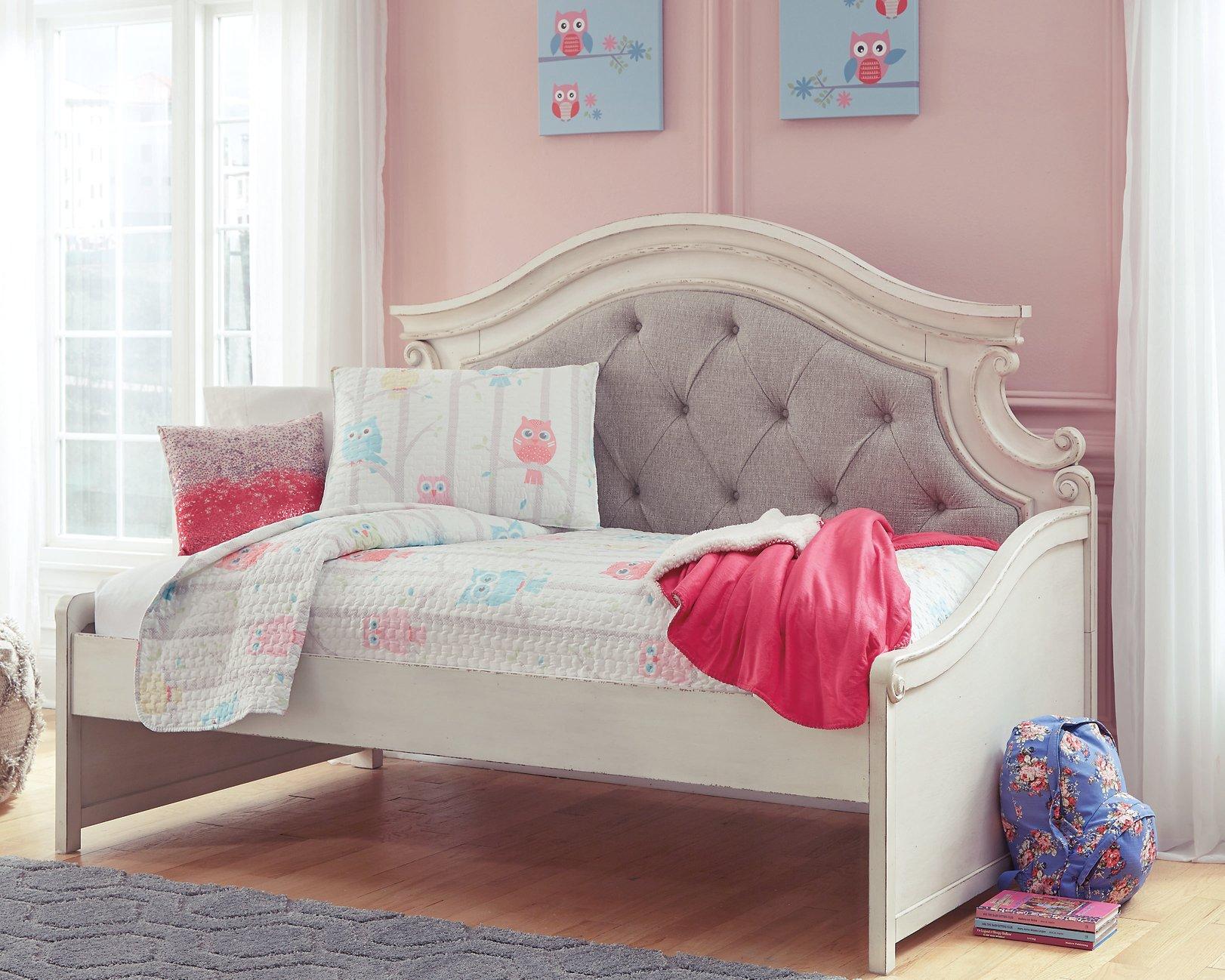 Realyn Bed - Image 15