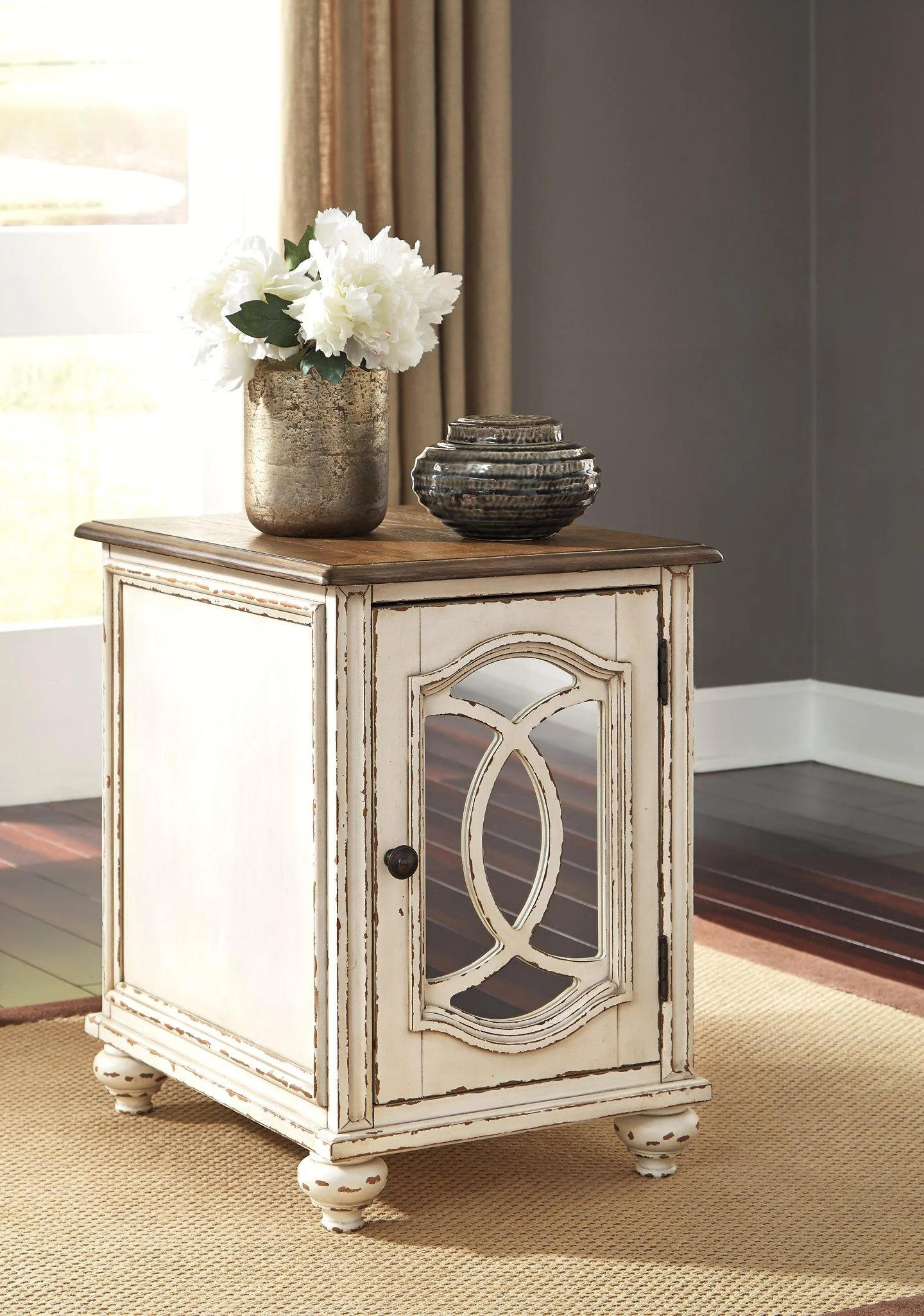 Realyn Chairside End Table - Image 11