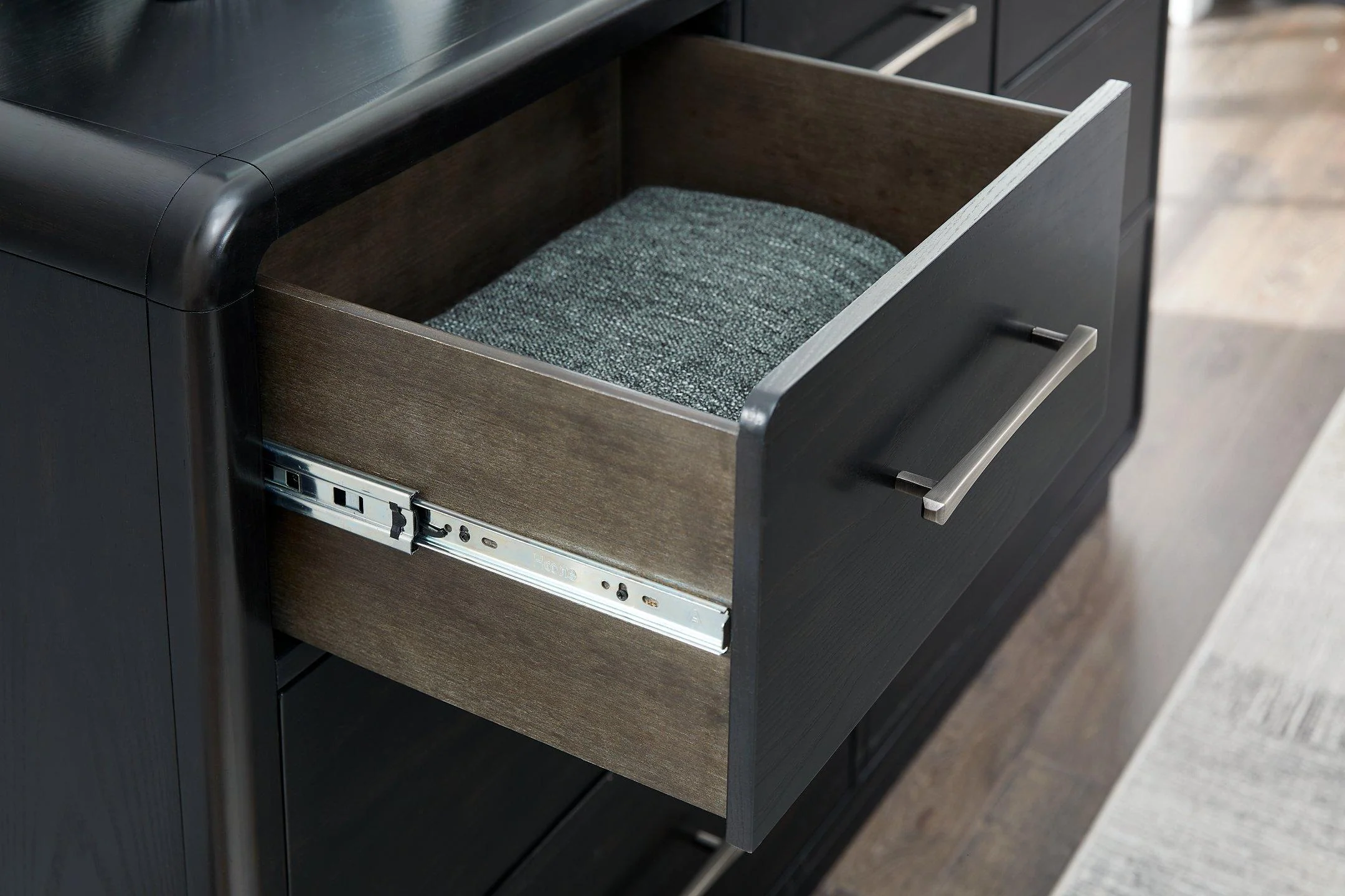 Rowanbeck Dresser - Image 10