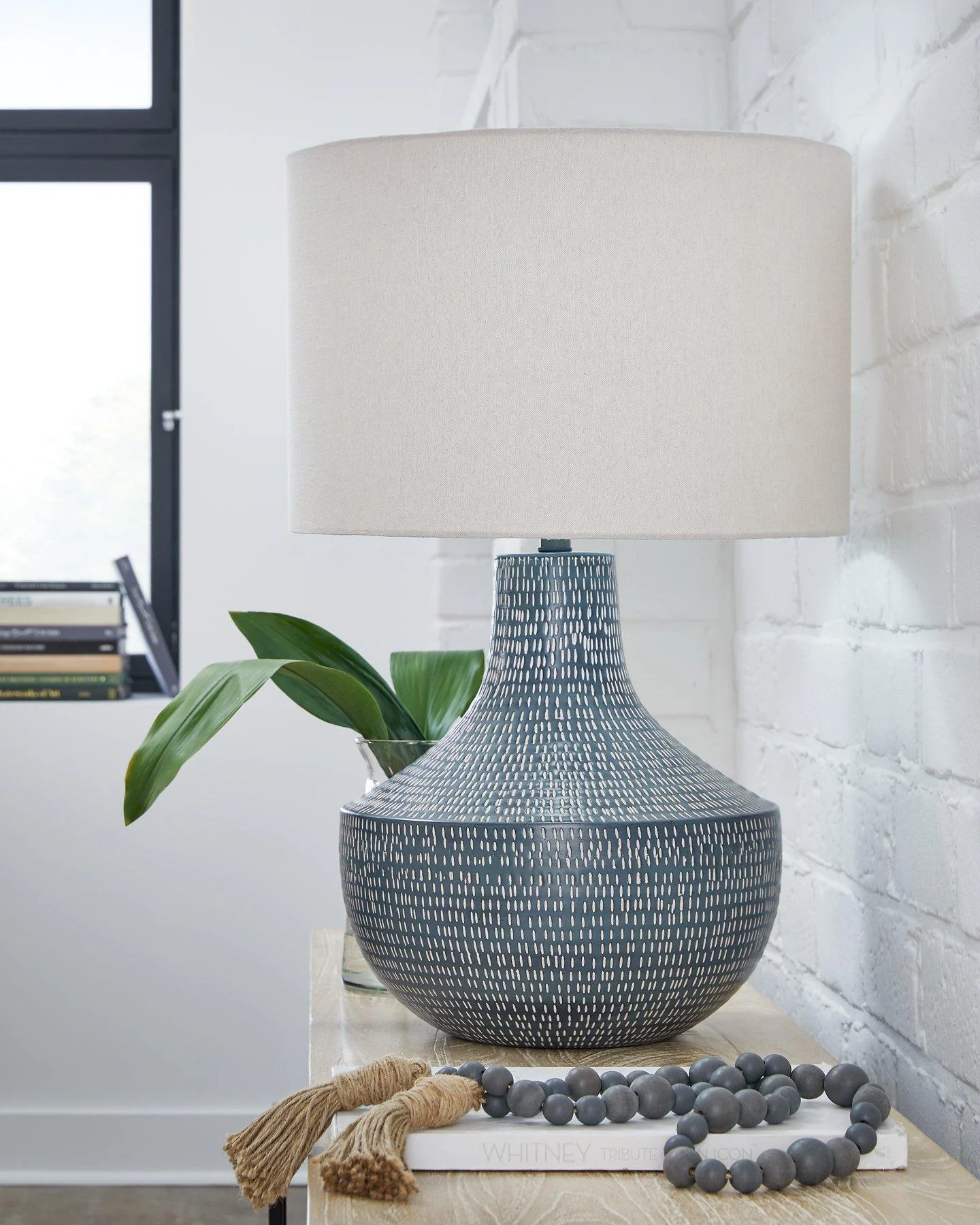 Schylarmont Table Lamp - Image 2